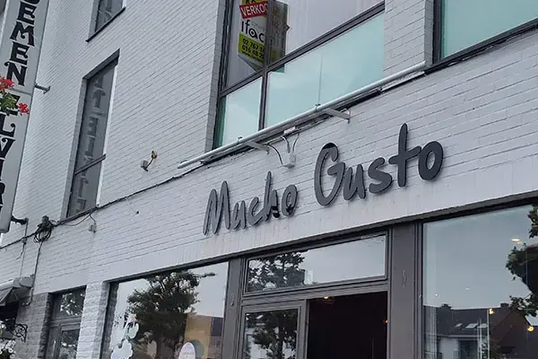 Dimensional letters for Mucho Gusto