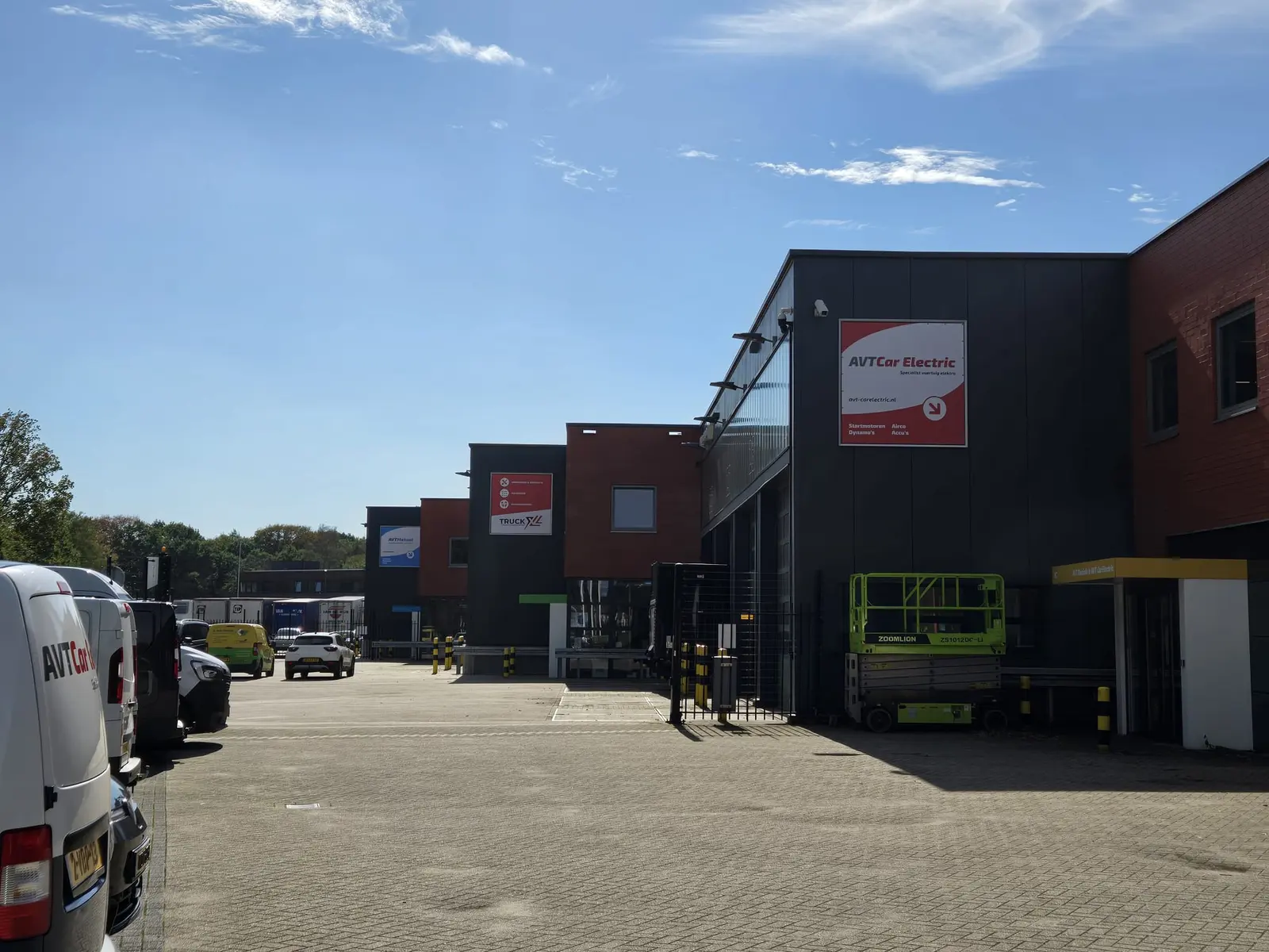 Overzicht van de gevelrij bij AVT met de uitingen voor Car Electric, TruckXL en AVT Metaal.