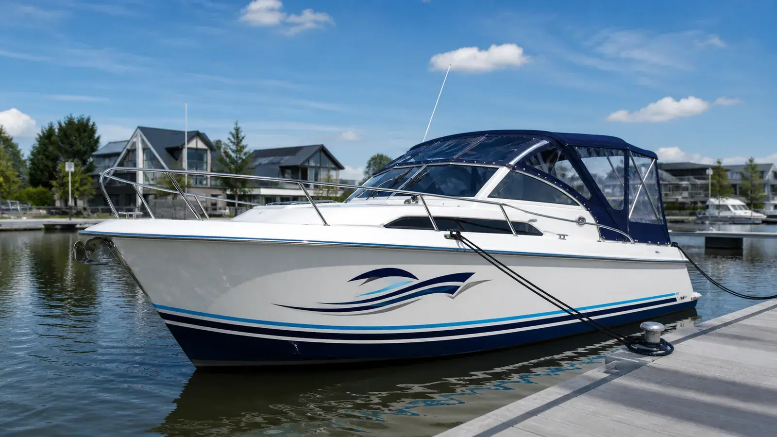 Motorboot met elegante maritieme belettering en striping