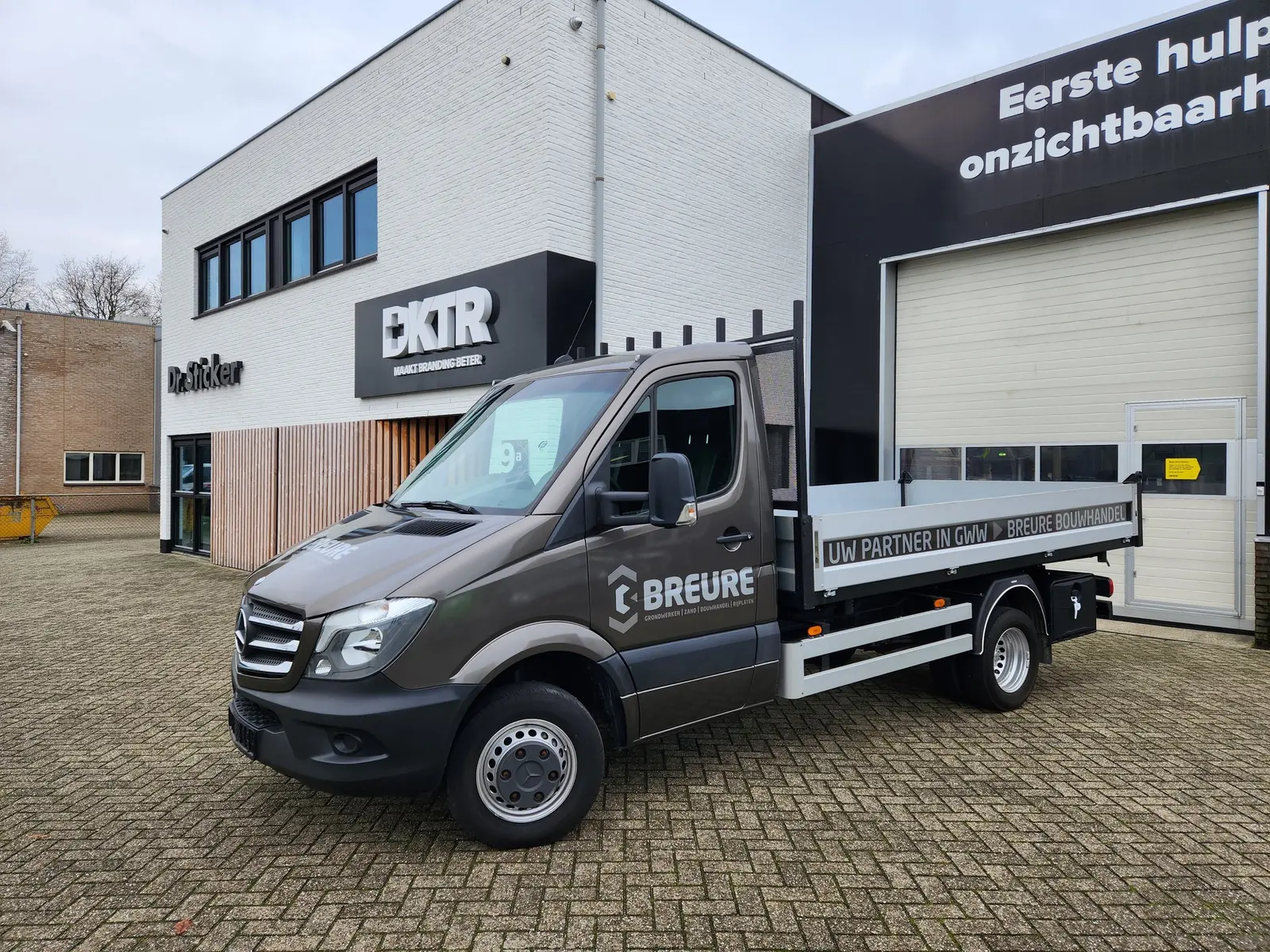Mercedes Sprinter van Breure met gewrapte cabine en open laadbak.