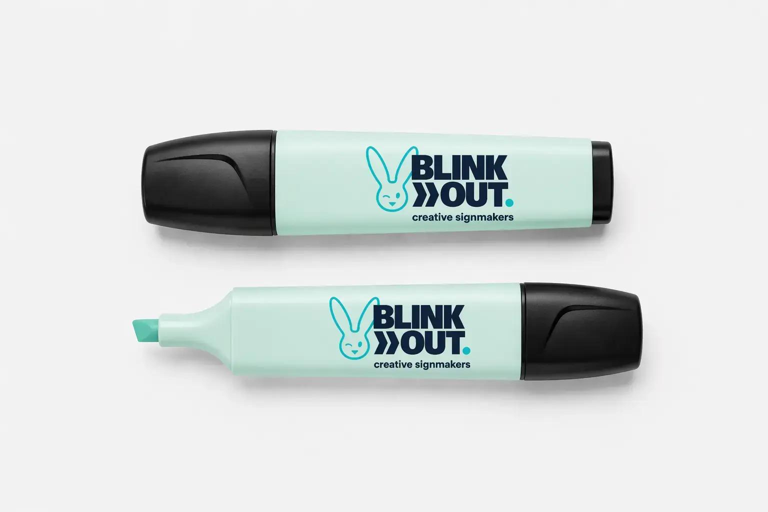 Twee mintgroene markeerstiften met zwarte dop en BLINK OUT creative signmakers-logo, afgebeeld als promotioneel relatiegeschenk op een neutrale achtergrond.