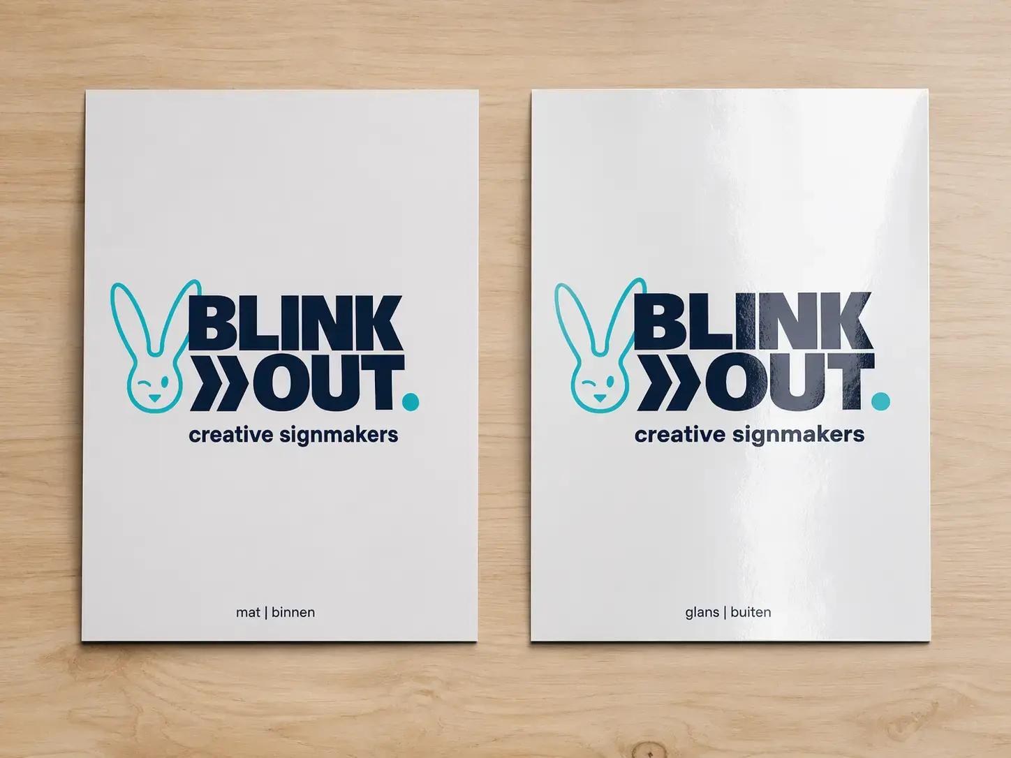 Twee verticale BLINK OUT creative signmakers-printstalen op hout, met links een matte binnenprint en rechts een glanzende buitenprint met zichtbaar reflectie-effect.
