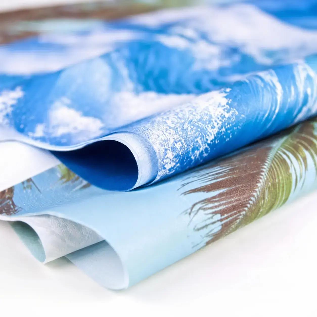 Opgerolde blauw bedrukte printfolie met gedetailleerde full-colour print, geschikt voor signmaking, banners en grootformaat belettering.