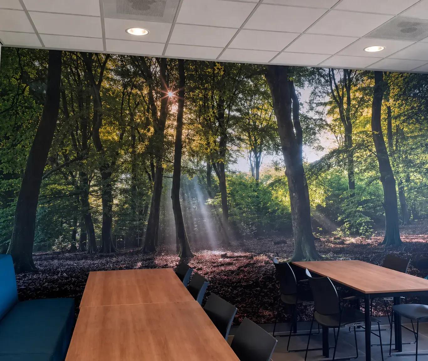 Eetruimte met kamerbrede wandprint van een boslandschap met zonlicht, toegepast als decoratieve interieurvisual en sfeervolle wandbekleding.