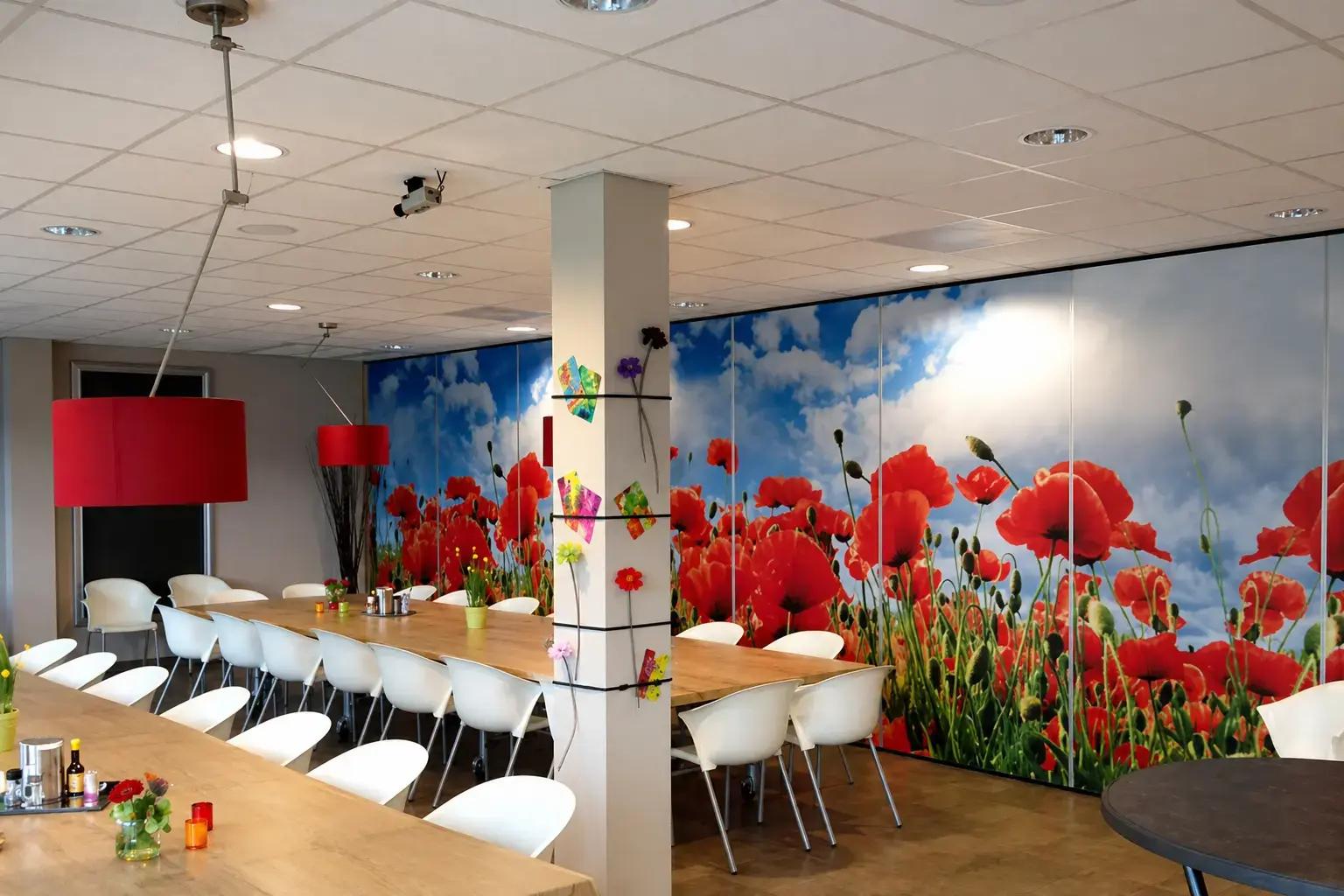 Eetruimte met kamerbrede wandprint van rode klaprozen en blauwe lucht, toegepast als kleurrijke interieurvisual en decoratieve wandbekleding.