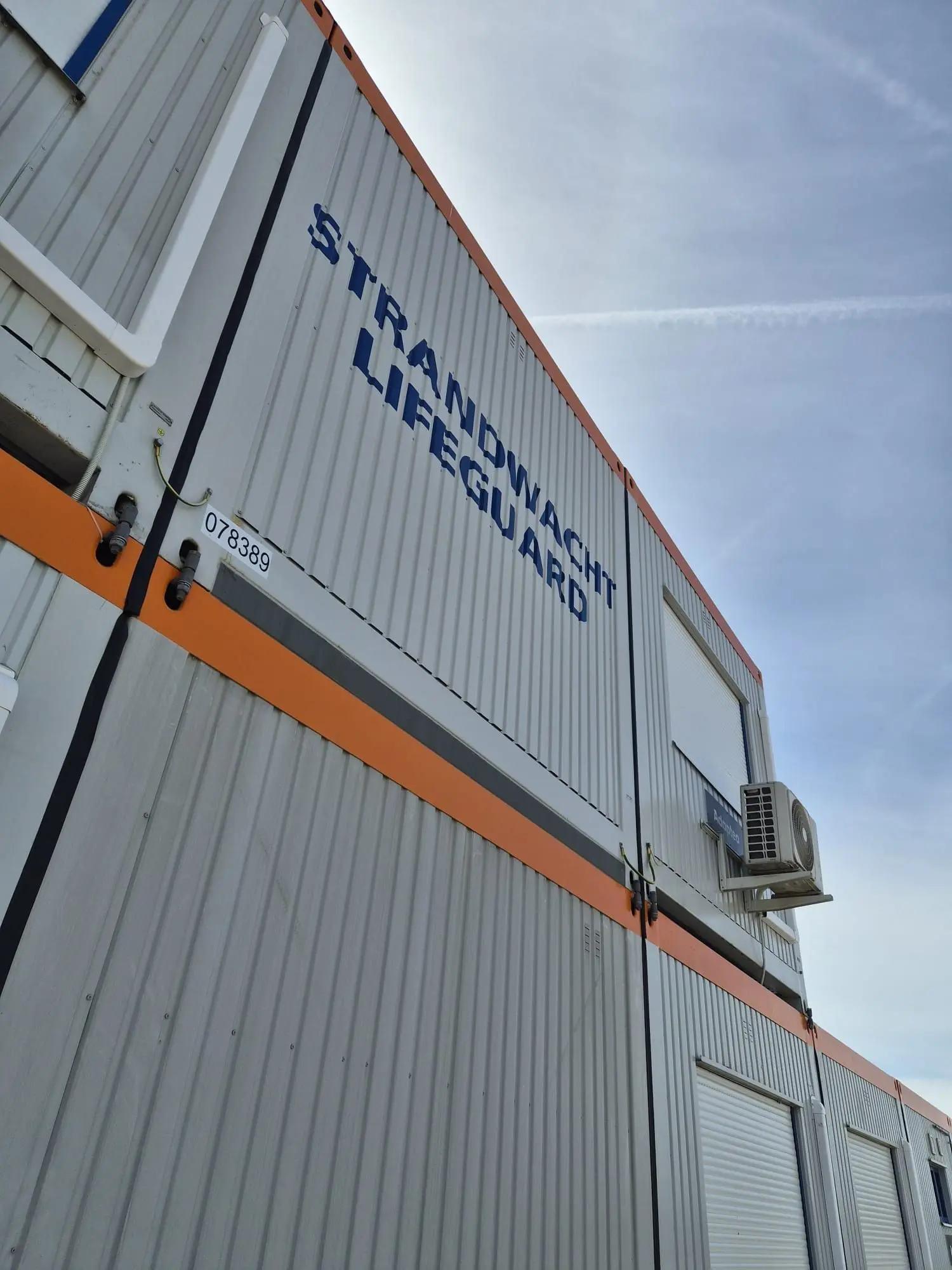 De tekst Strandwacht Hoek van Holland op de bovenste verdieping van de post.