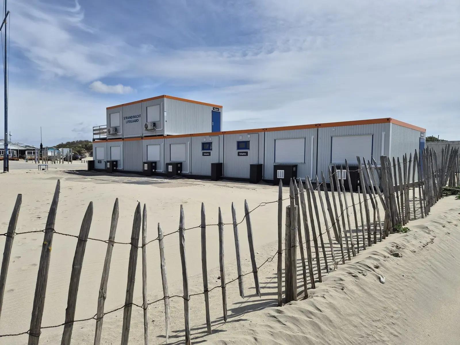 Overzicht van de modulaire strandpost vanaf het strand.