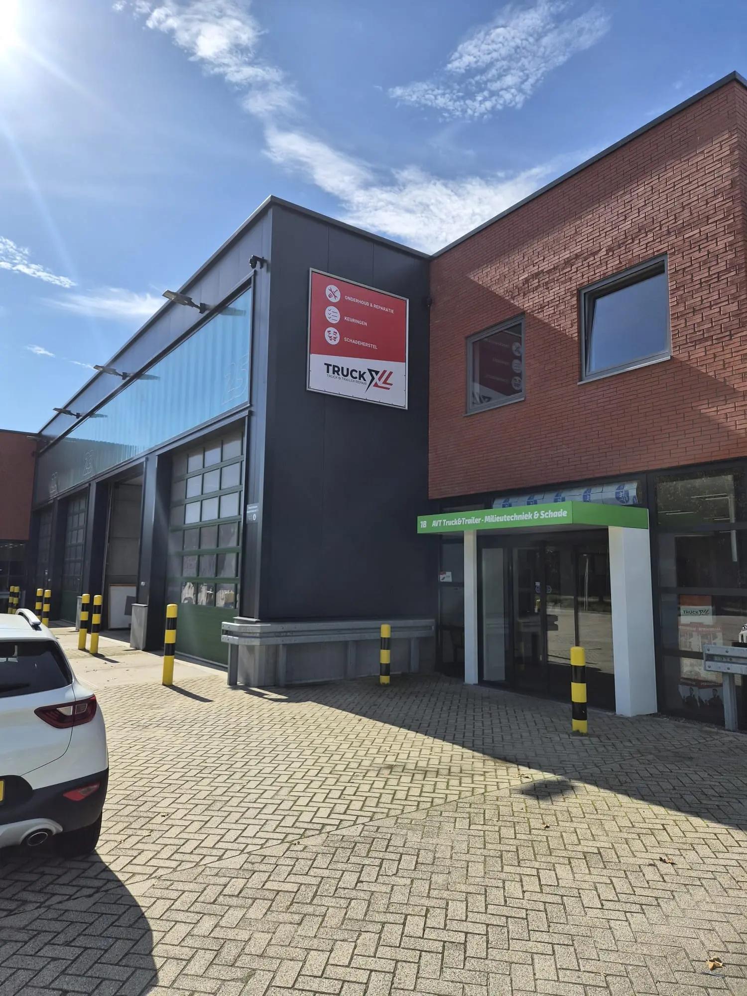 TruckXL reclamedoek in een frame boven de entree op het AVT-terrein in Roosendaal.