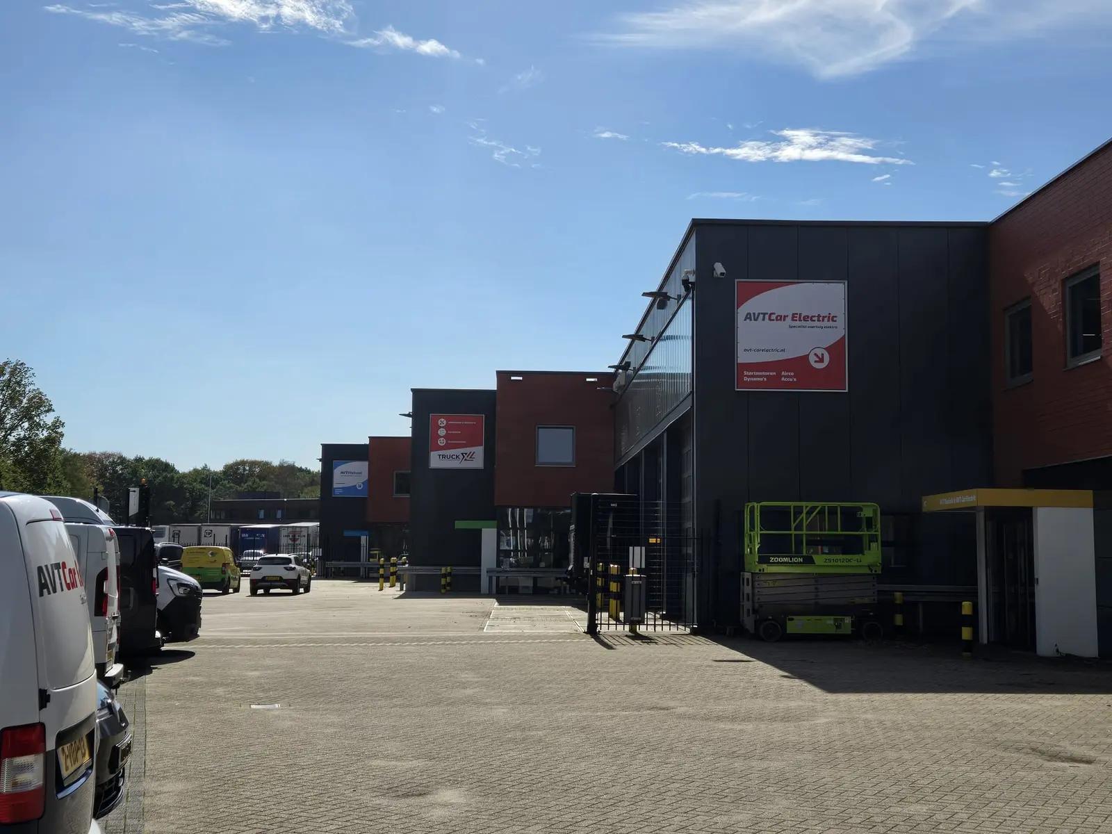 Overzicht van de gevelrij bij AVT met de uitingen voor Car Electric, TruckXL en AVT Metaal.