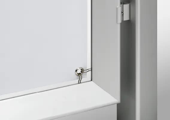 Triaflex-systeemdetail: profielhoek, doekring, spanveer en gevelbevestiging.