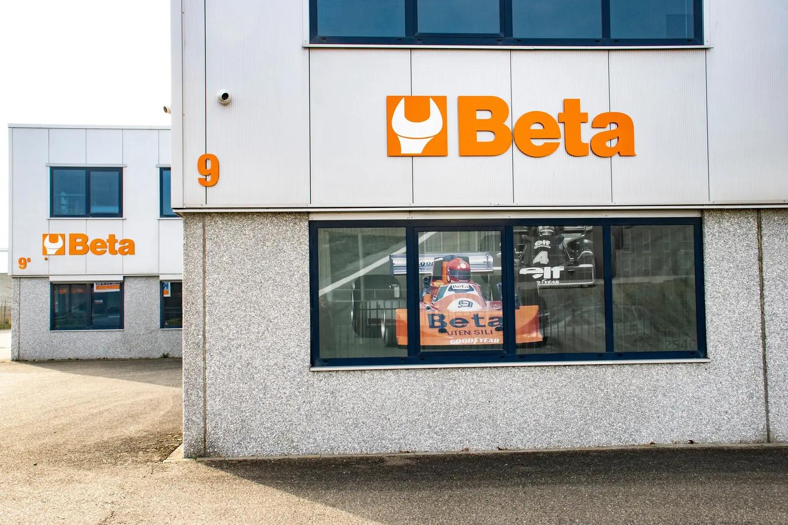Beta-gevelsigning en raamprints aan het pand in Roosendaal