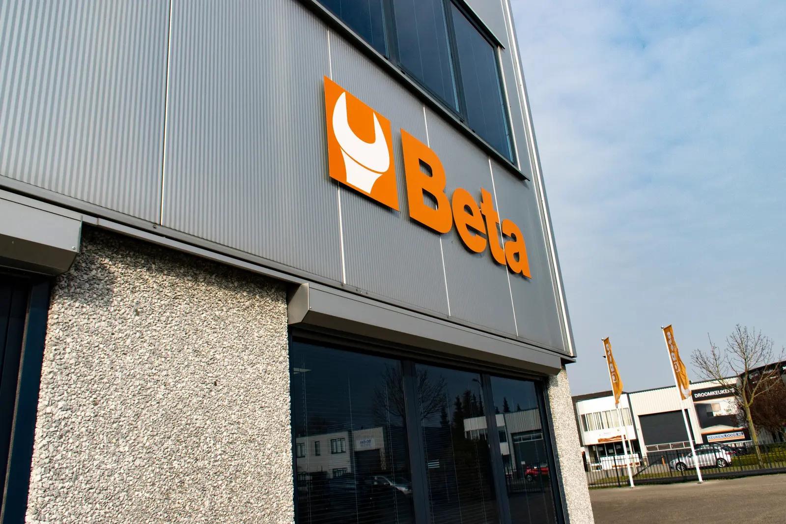 Oranje Beta-gevelletters van dichtbij