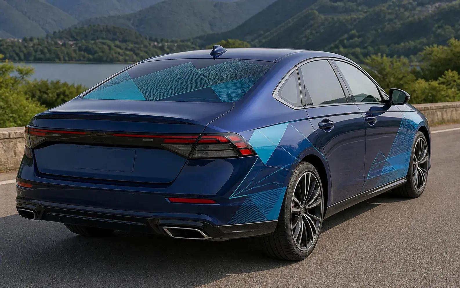 Personenauto met geperforeerde raambelettering