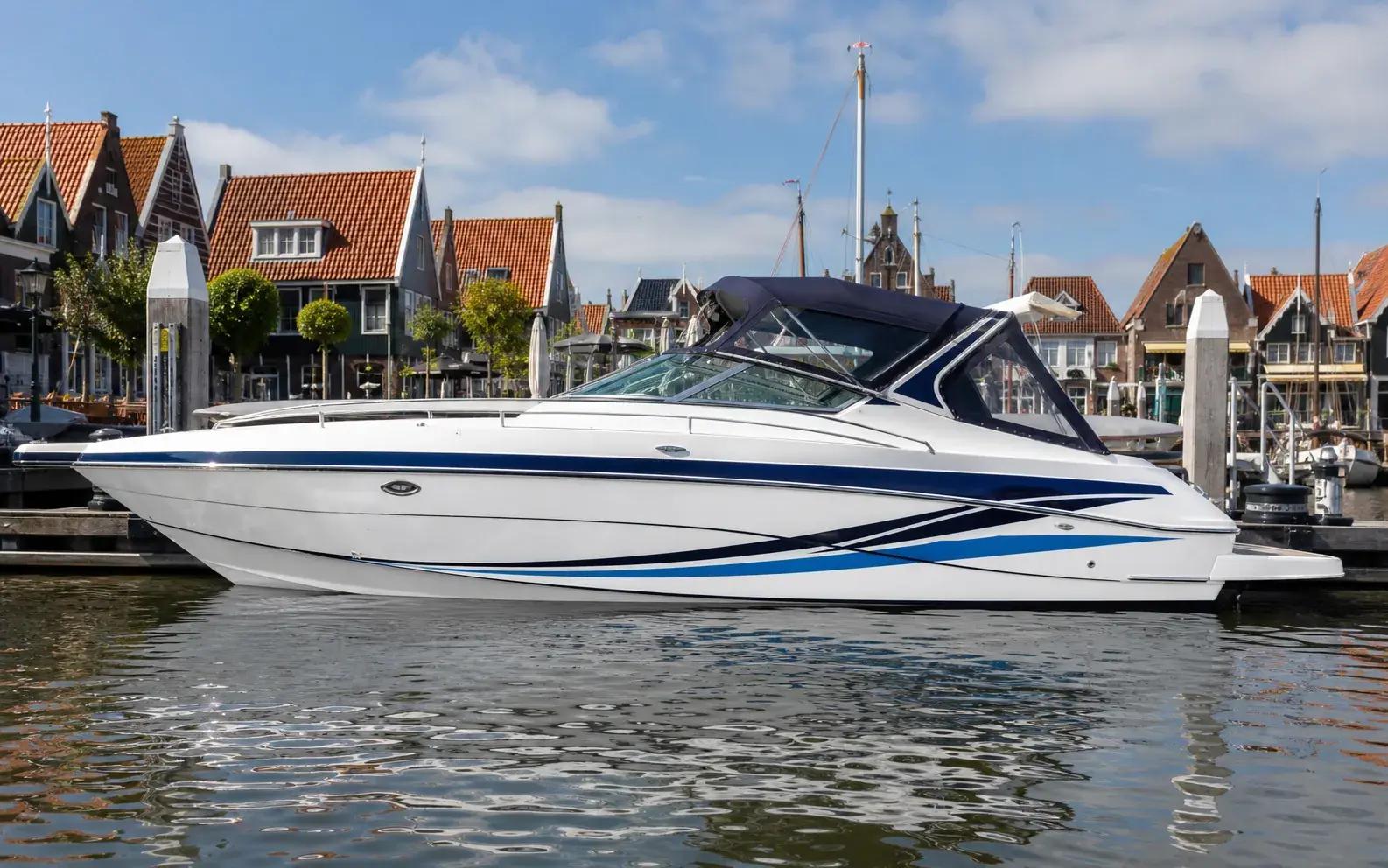 Motorboot met decoratieve rompstriping