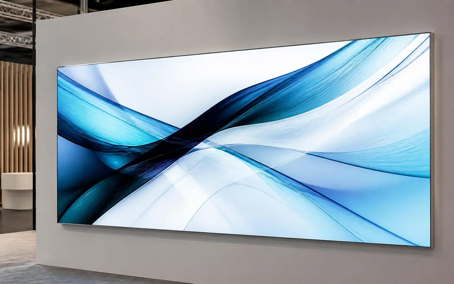 Brede frameloze textiellightbox in een showroom