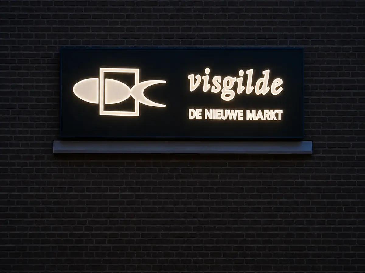 Ruim gekadreerde verlichte Visgilde-lichtbak in de avond