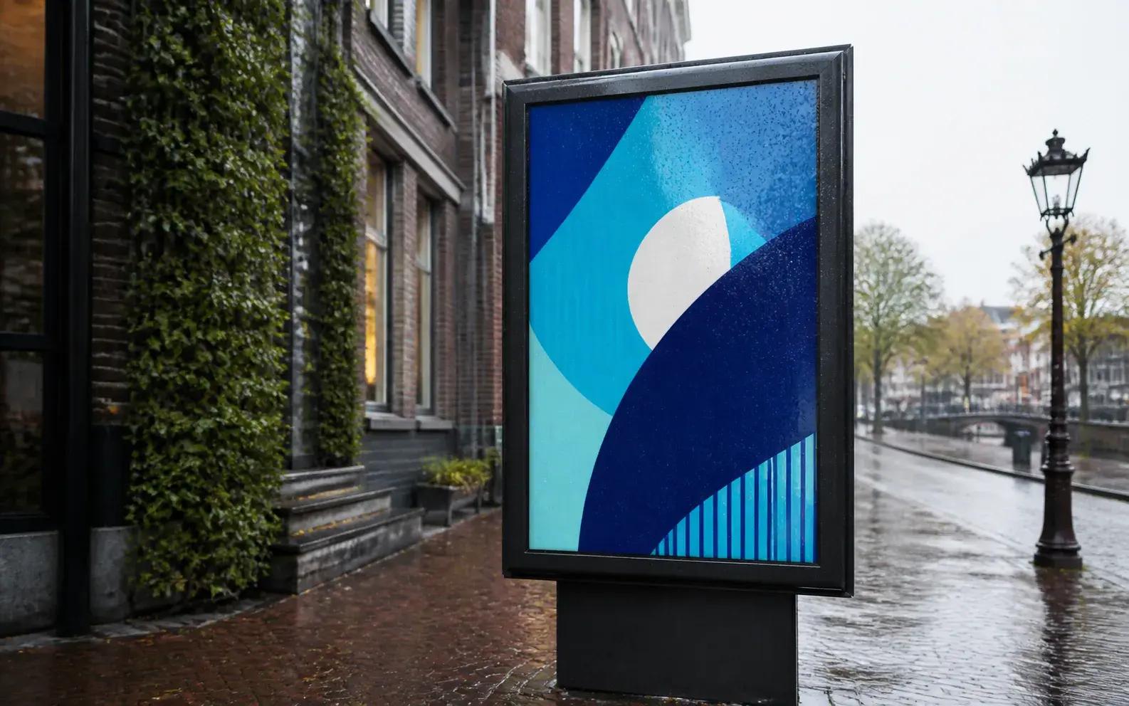 Weersbestendige buitenposter in een regenvaste display
