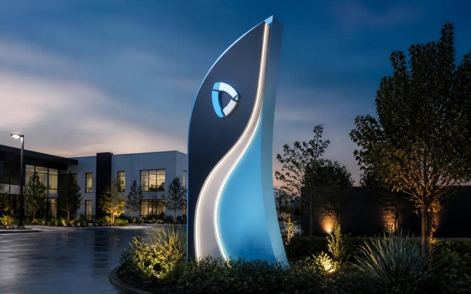 Sculpturale maatwerk reclamezuil met geïntegreerde verlichting
