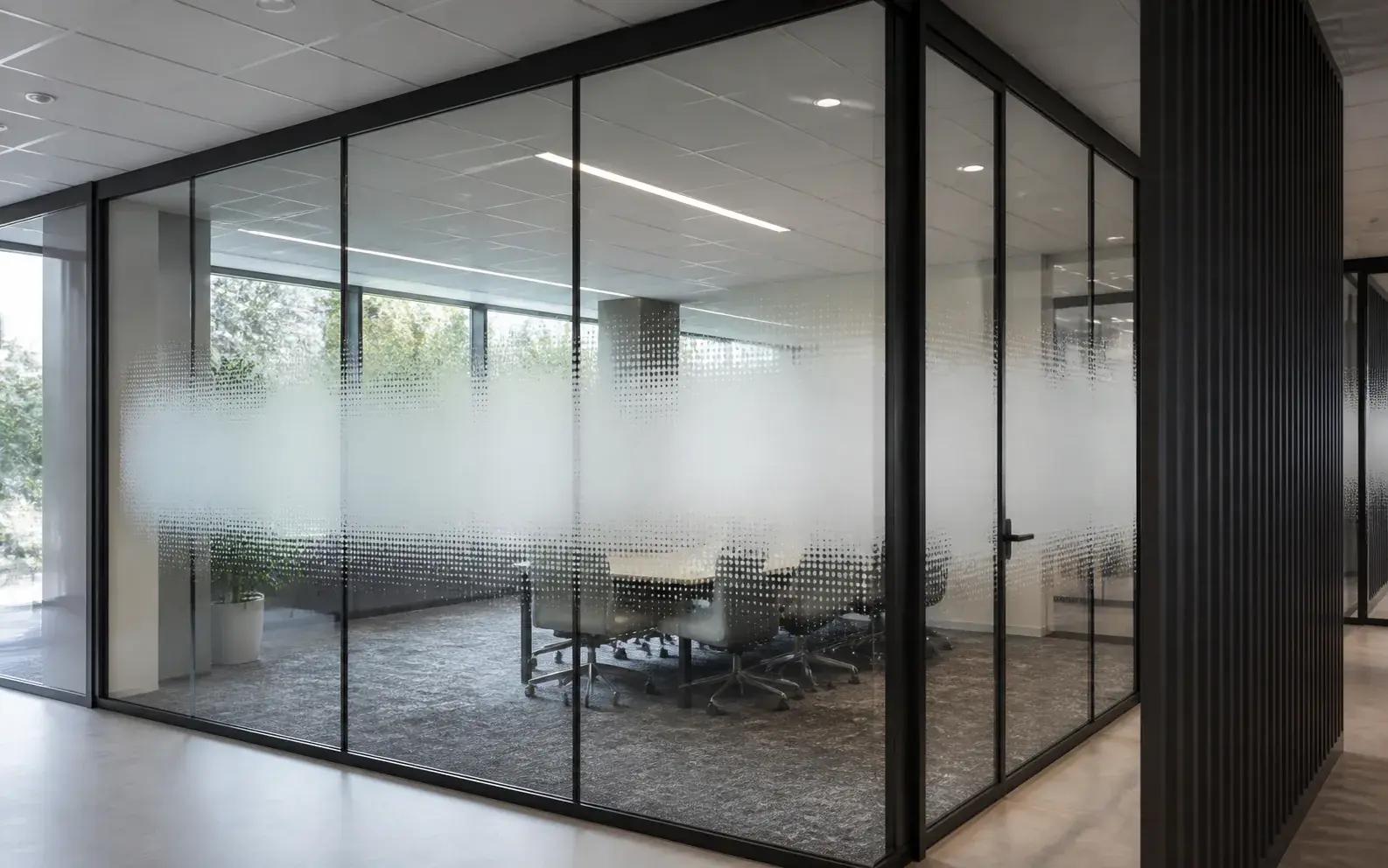 Dotgradient in zandstraalfolie voor geleidelijke privacy