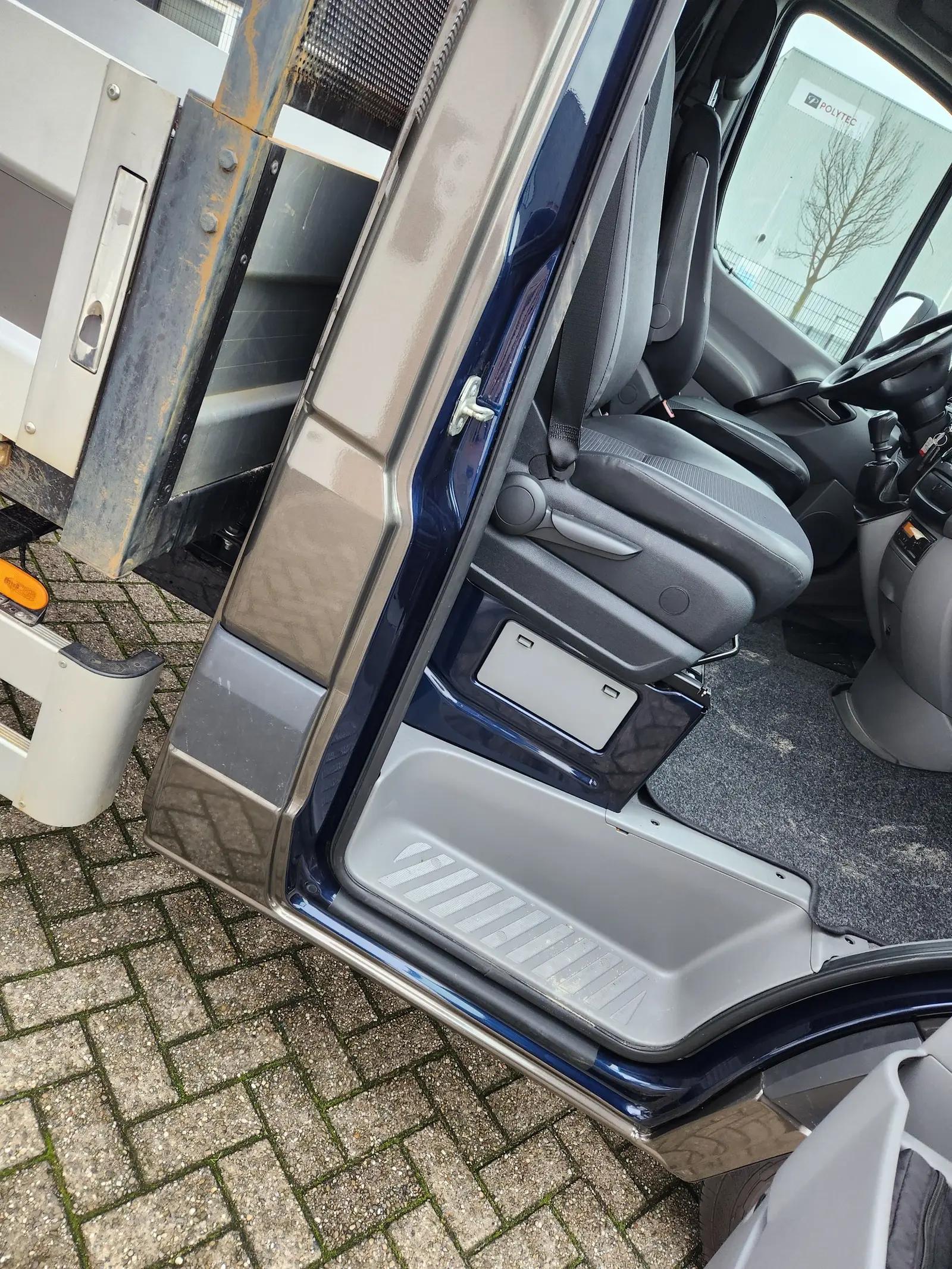 Open cabinedeur met zicht op de binnenrand en instap van de Breure-wagen.