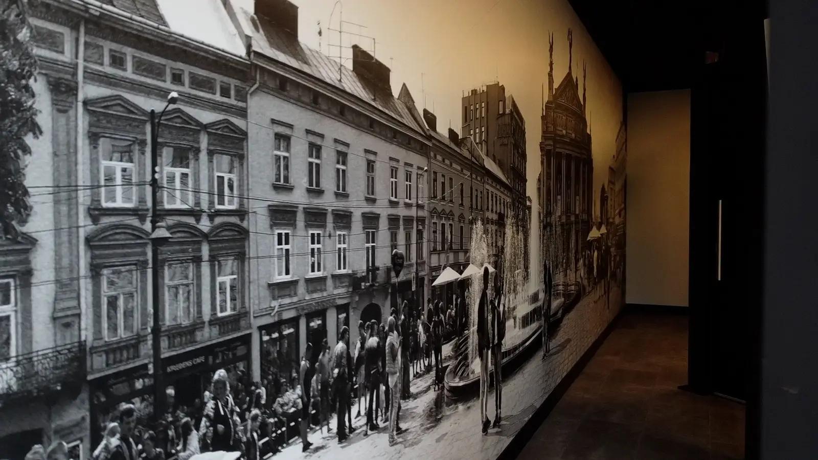 Historic street scene on seamless wallpaper at Buildine