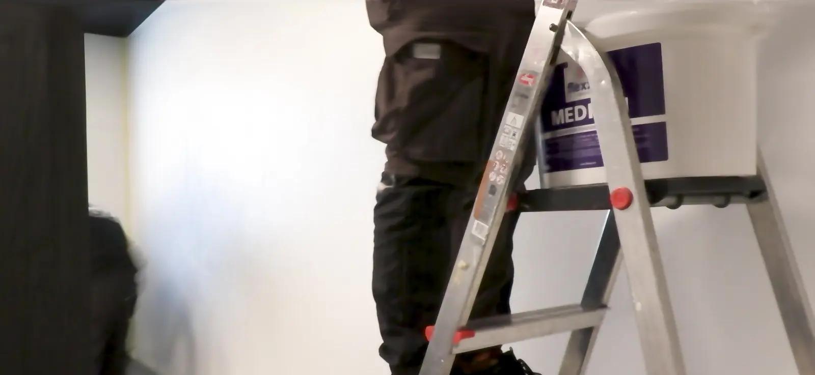 Aanbrengen van het naadloze behang op de binnenwand