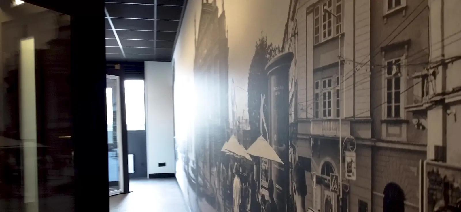 Historische wandprint langs de gang bij Buildine