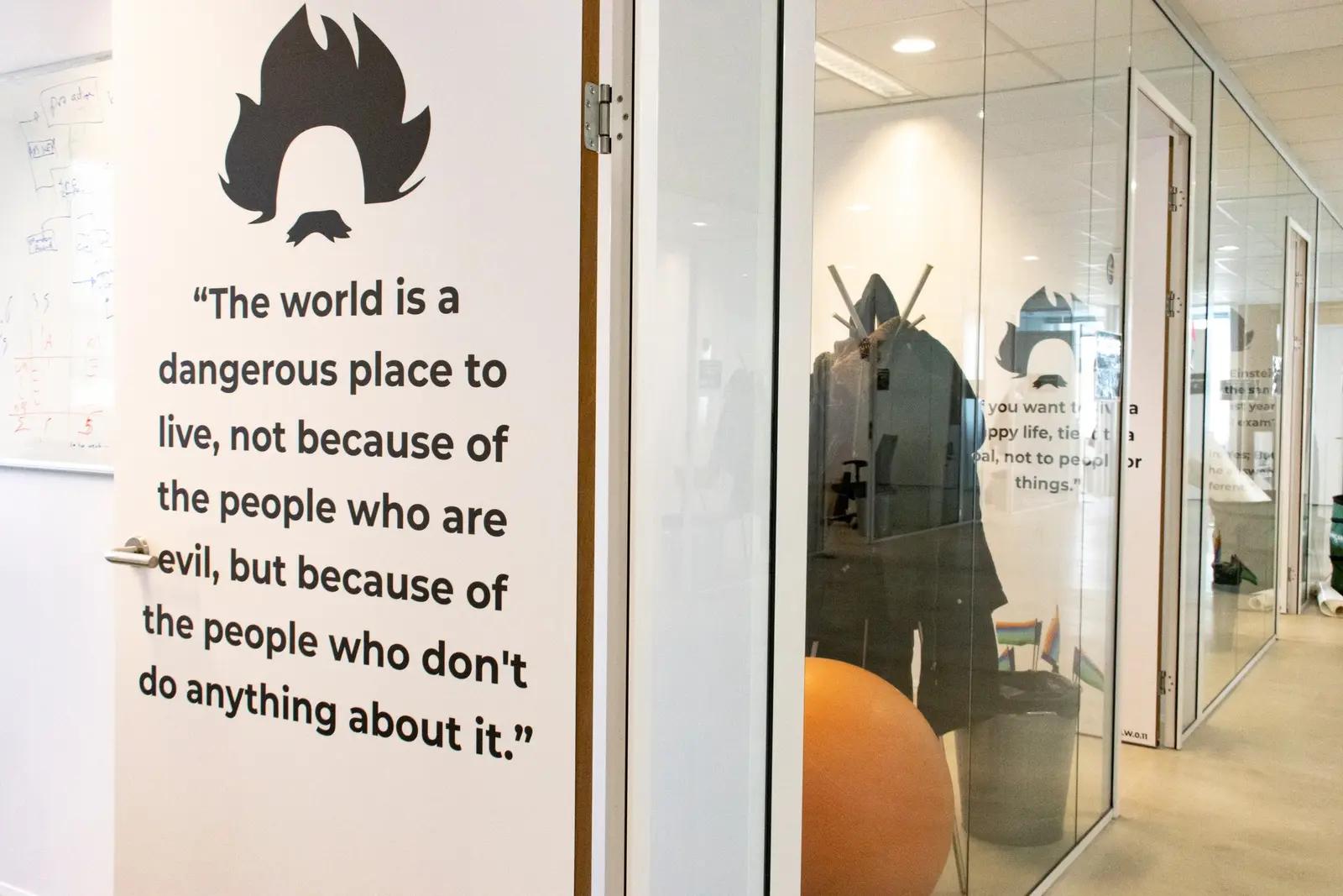 Grote quote en silhouet op een witte deur bij bunq