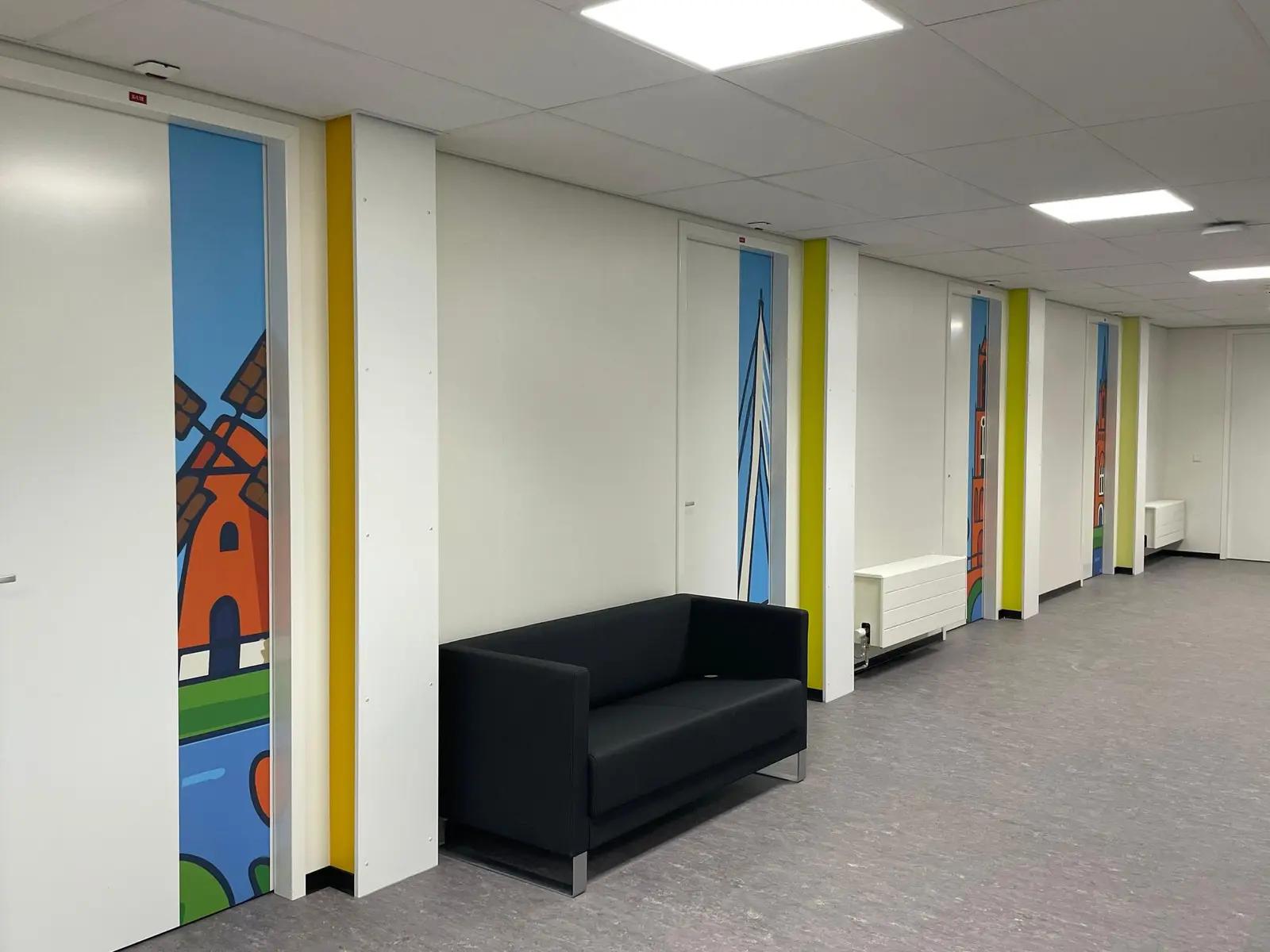 Zitplek met meerdere gekleurde deurstroken in dezelfde interieurstijl.