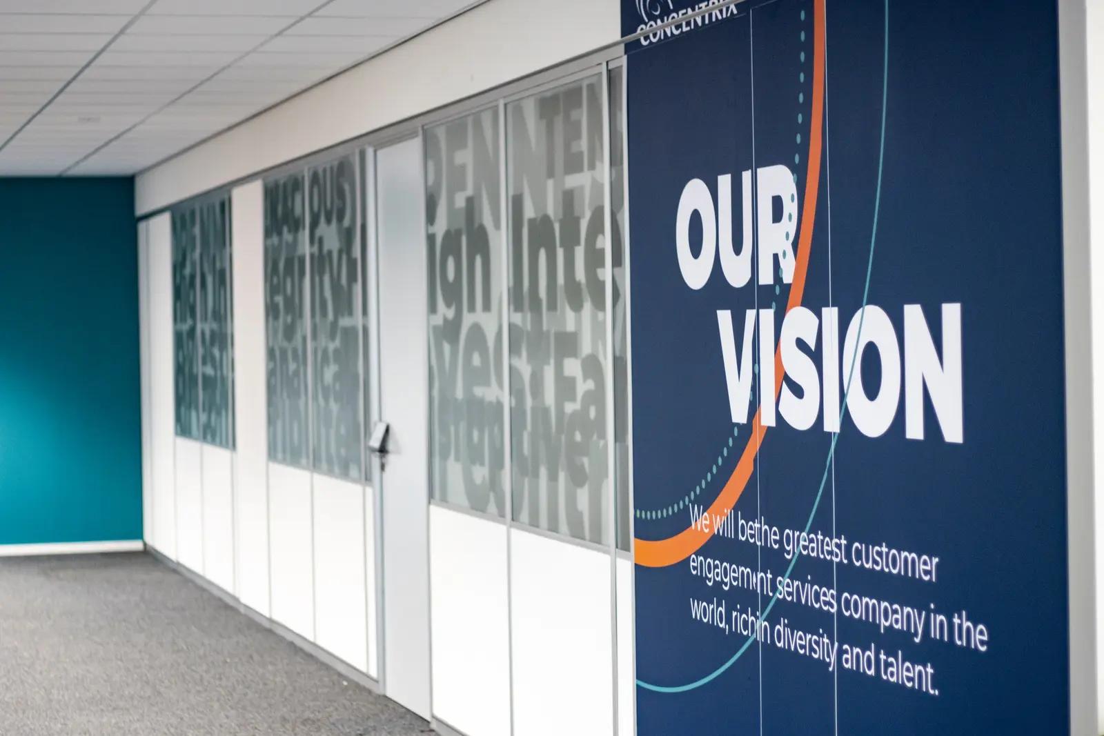 Glazen scheidingswand met de Concentrix-visie in bedrukte folie