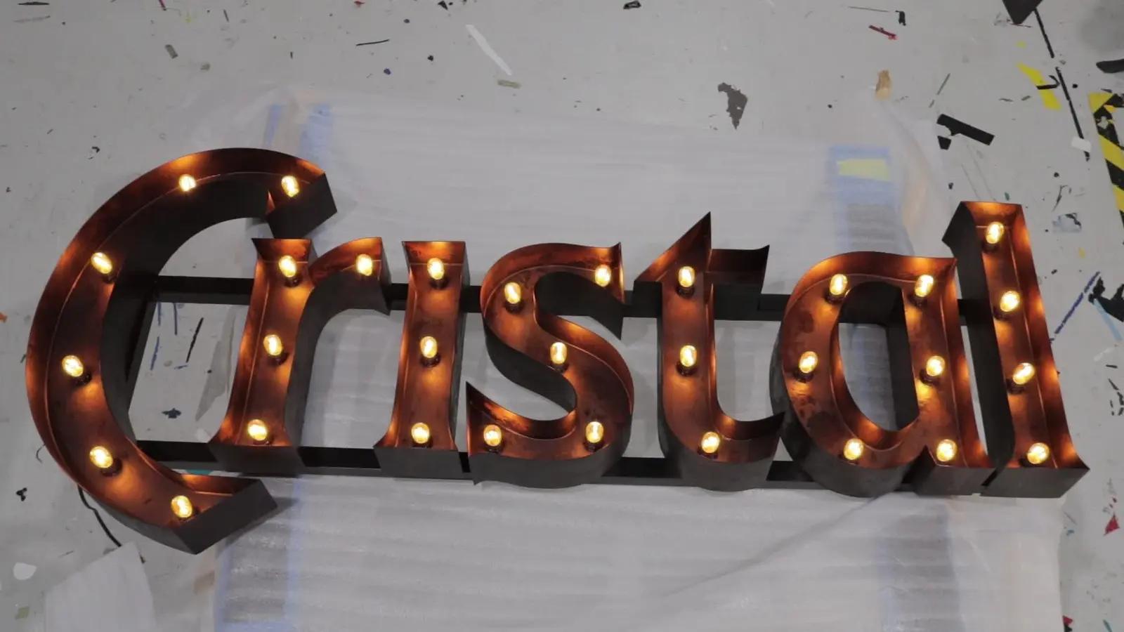 Verlichte Crystal-letters met open front en warme lampen