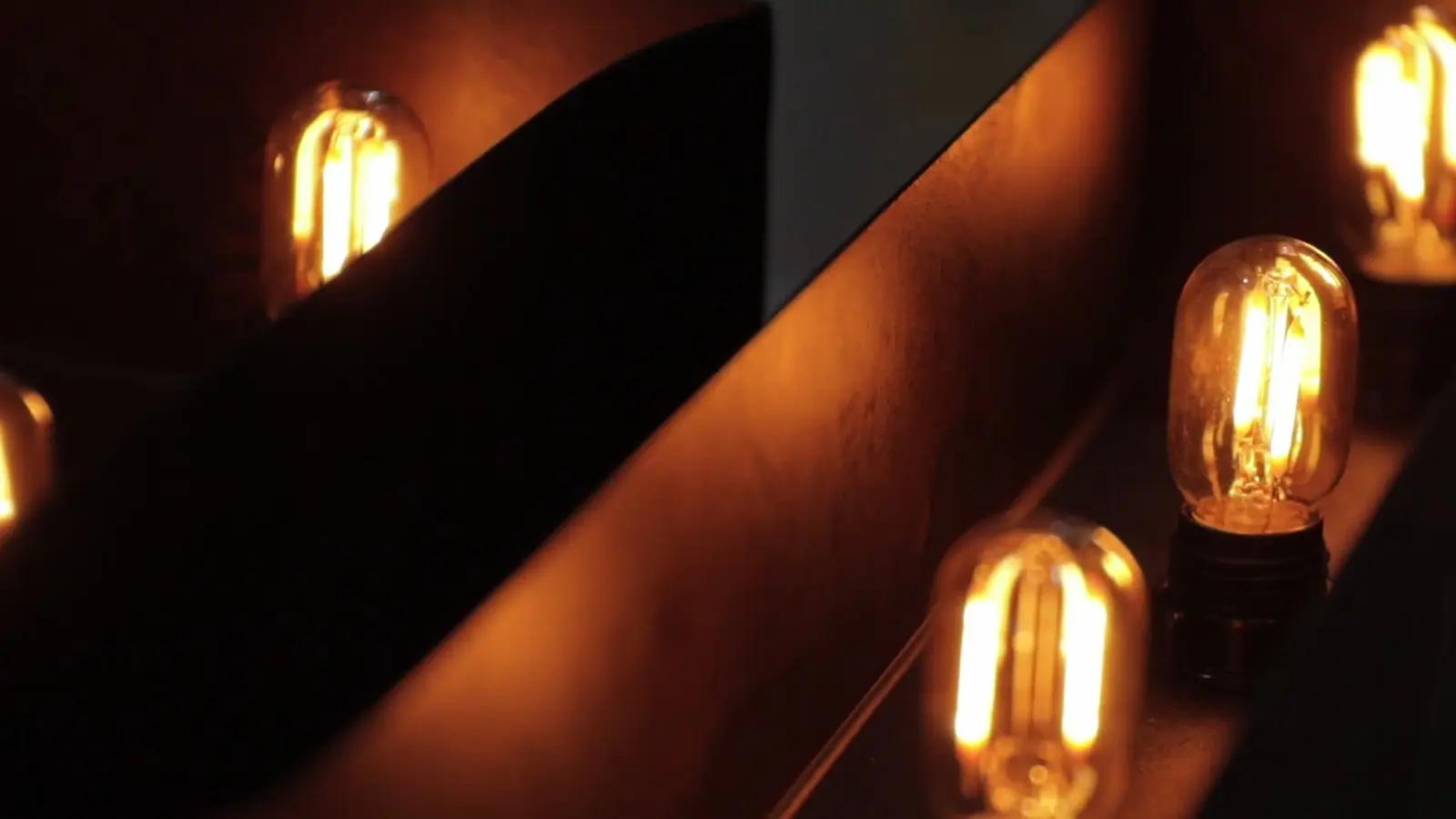 Detail van warme lampen binnen de open letterranden