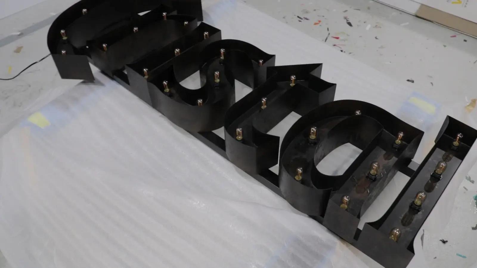 Crystal-lettervormen met uitgeschakelde verlichting