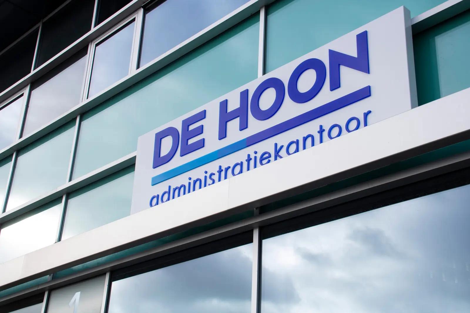 Wit gevelbord met blauwe letters bij Administratiekantoor De Hoon