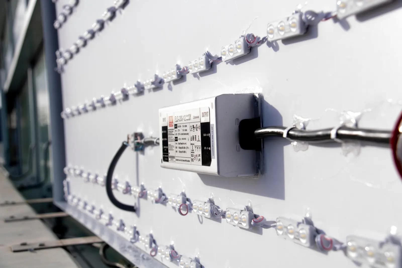 Ledmodules en voeding in de geopende lichtbak