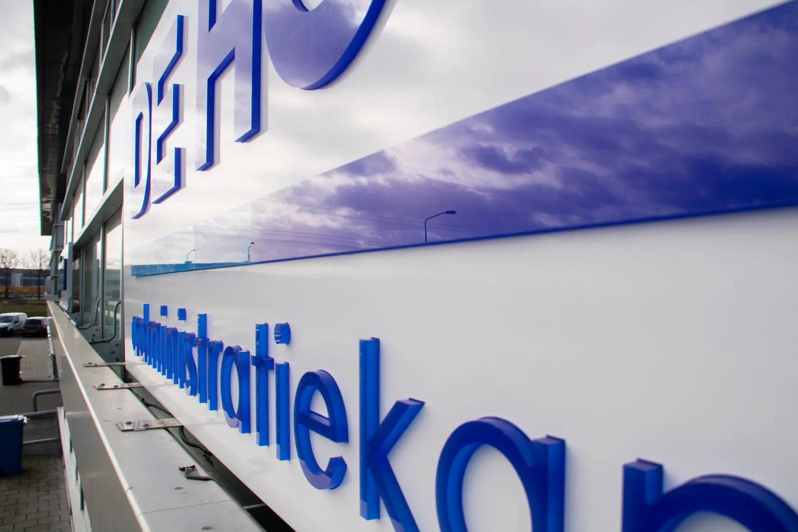 Reliëf van de acrylaatletters op het witte front