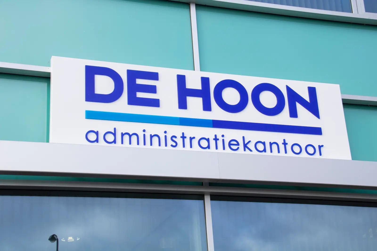 Blauwe kantoornaam met horizontale kleurstreep