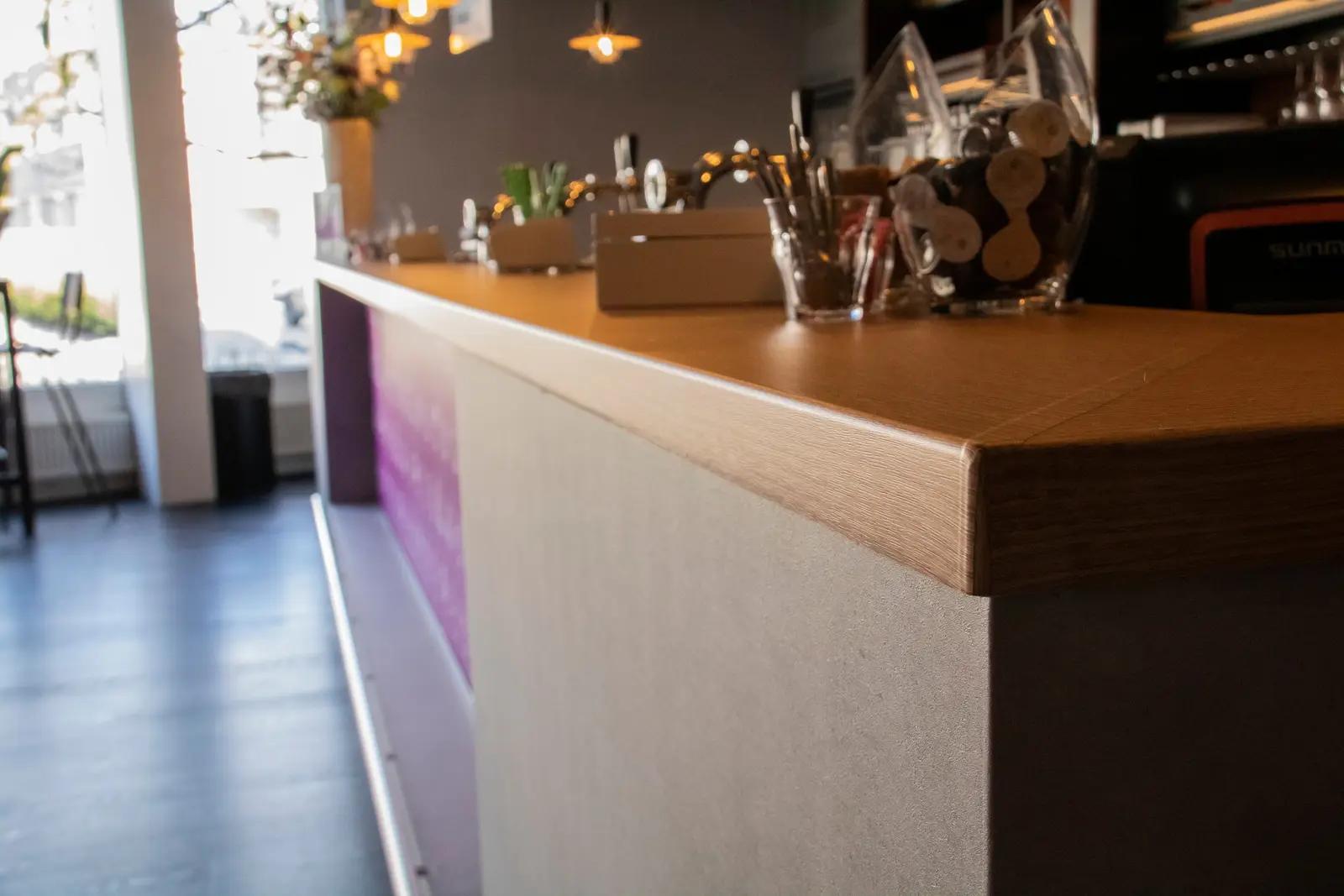 Houtlook afwerking bij de barhoek