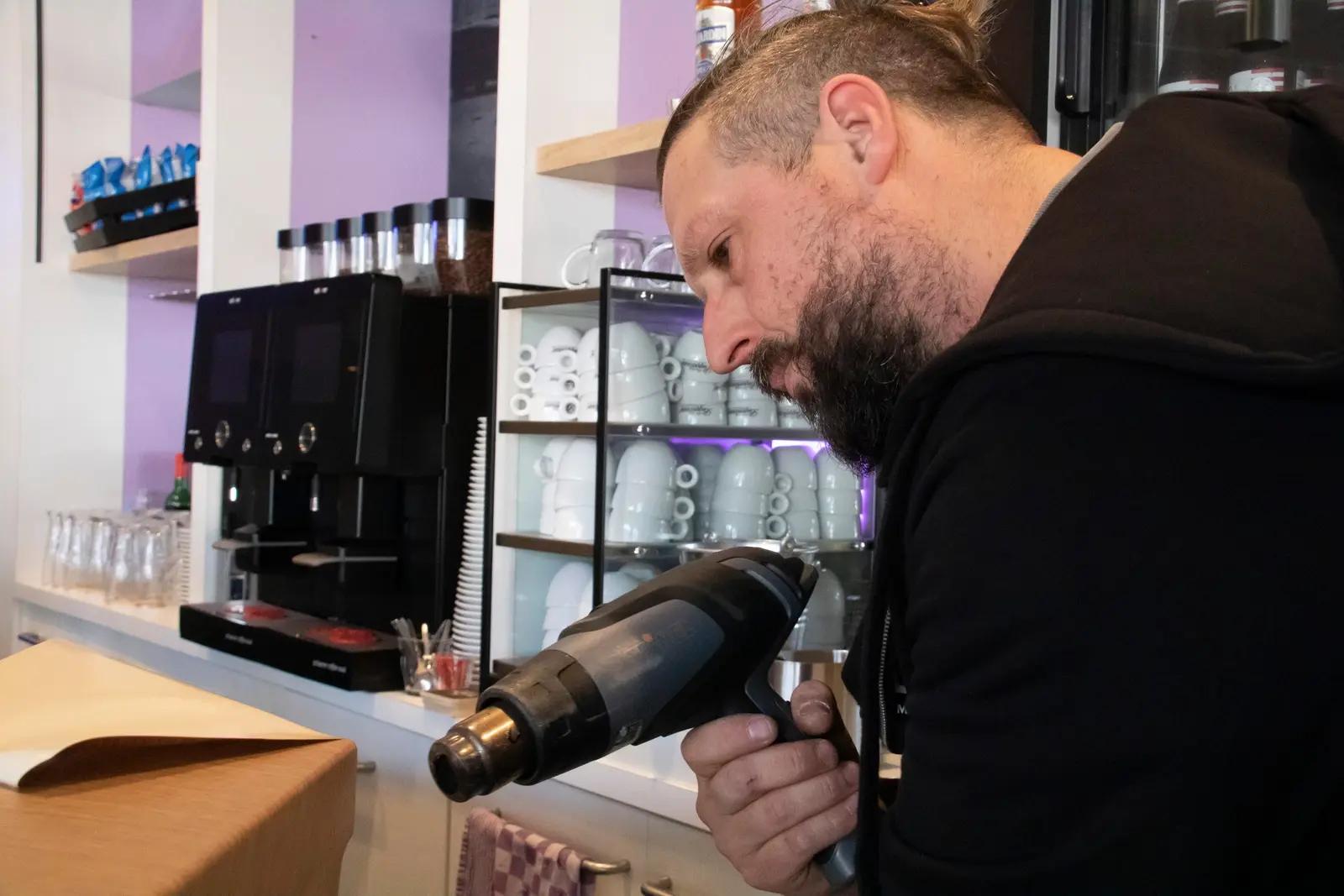 Montage van interieurfolie aan de bar