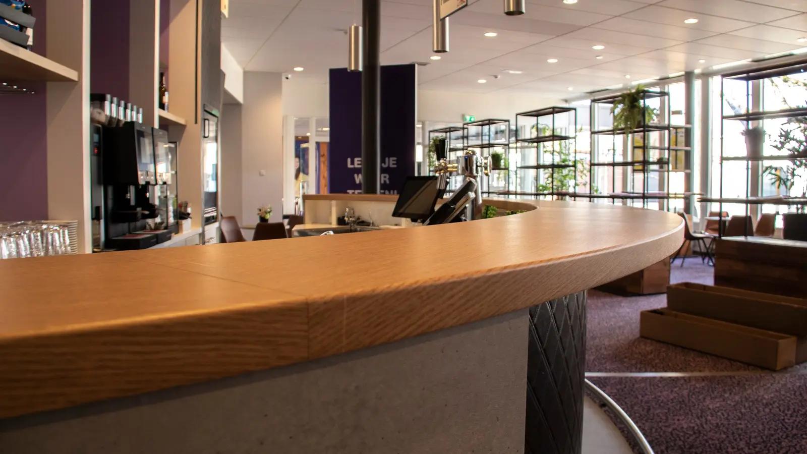 Doorlopend barblad in houtlook
