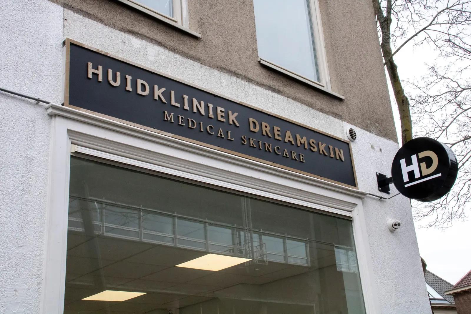 Façade panel and circular HD lightbox at Huidkliniek Dreamskin