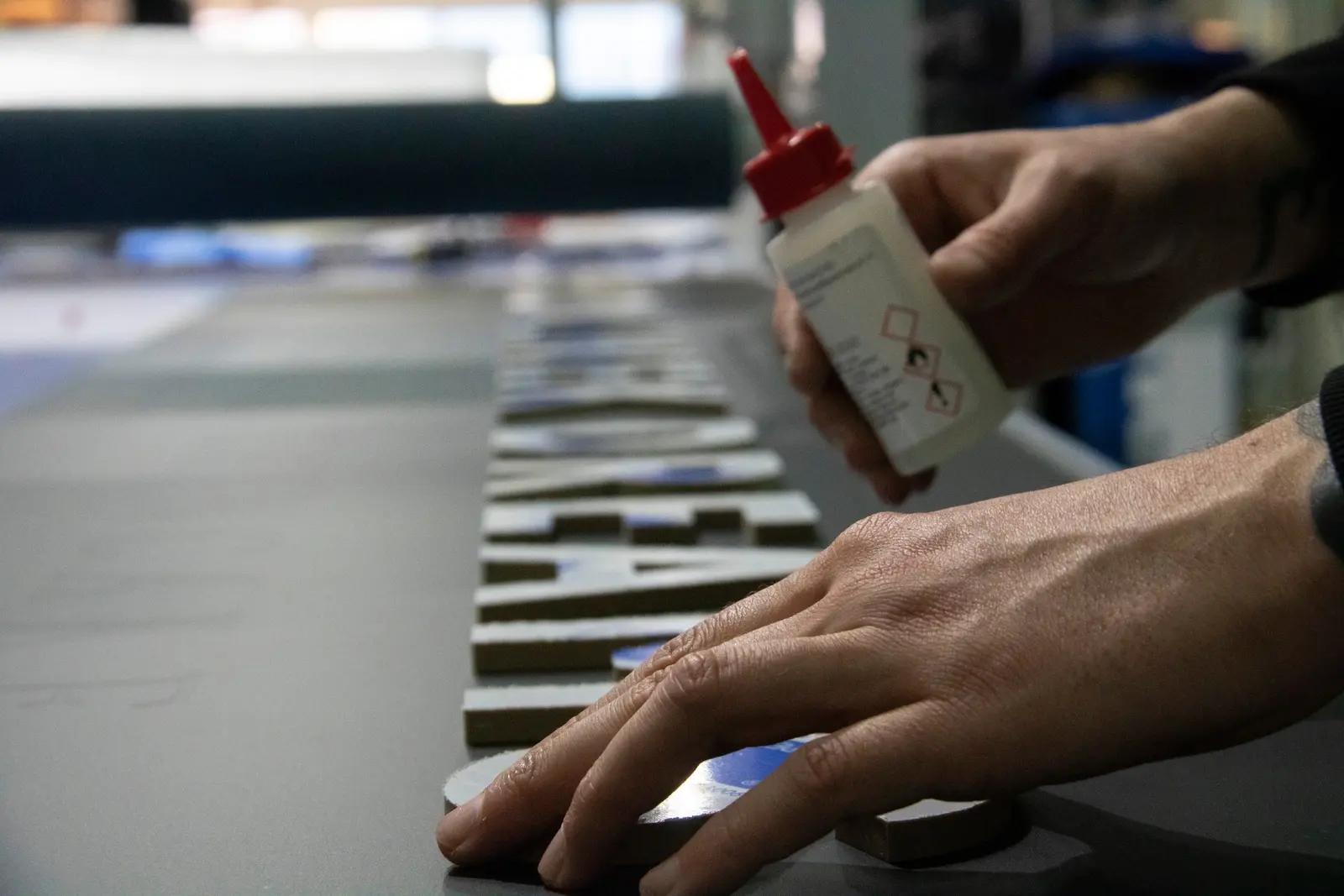 Positioning the letters on the façade panel