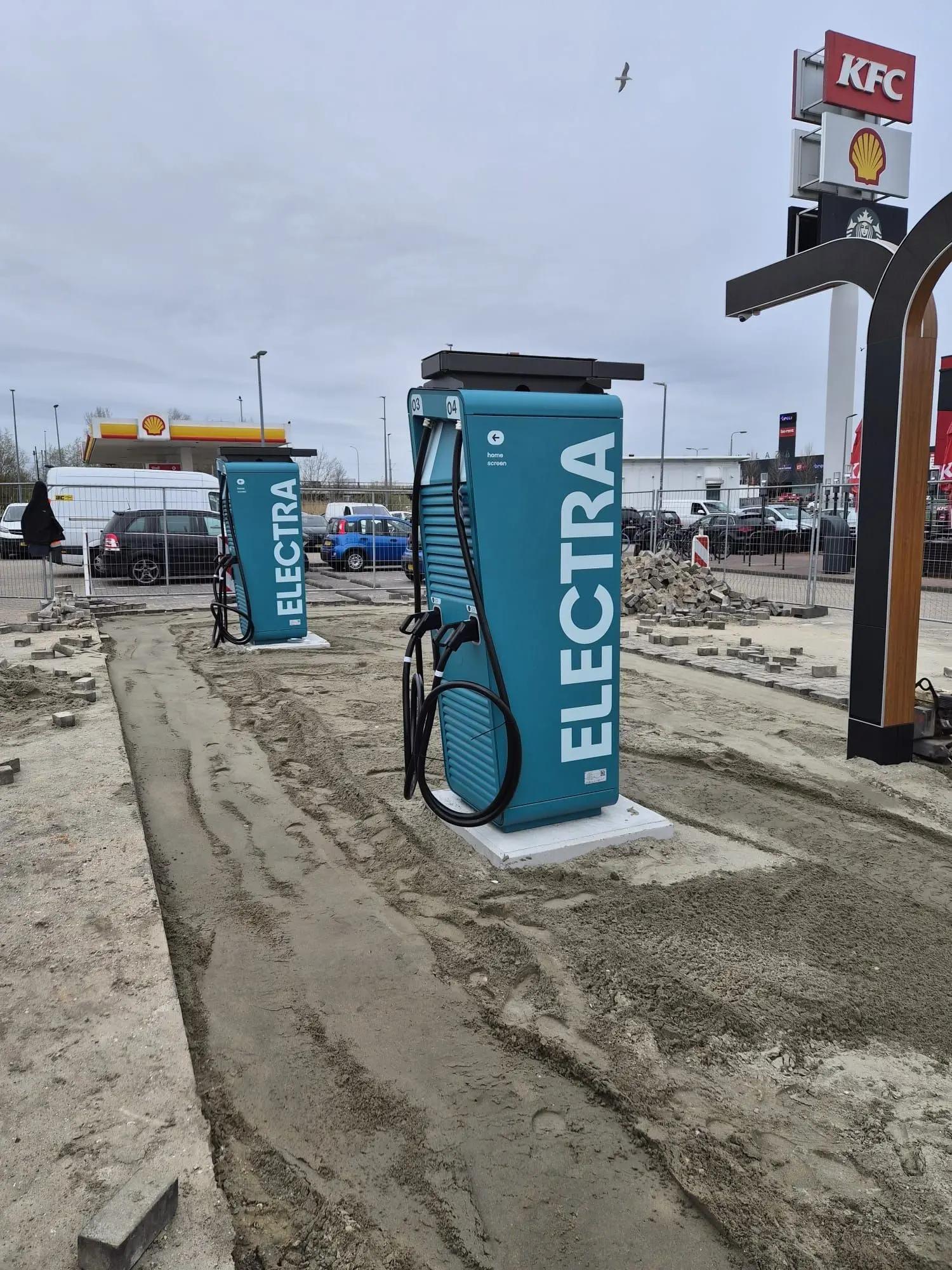 Electra-laadstations met groot wit zijlogo bij de KFC-locatie in Rijswijk.