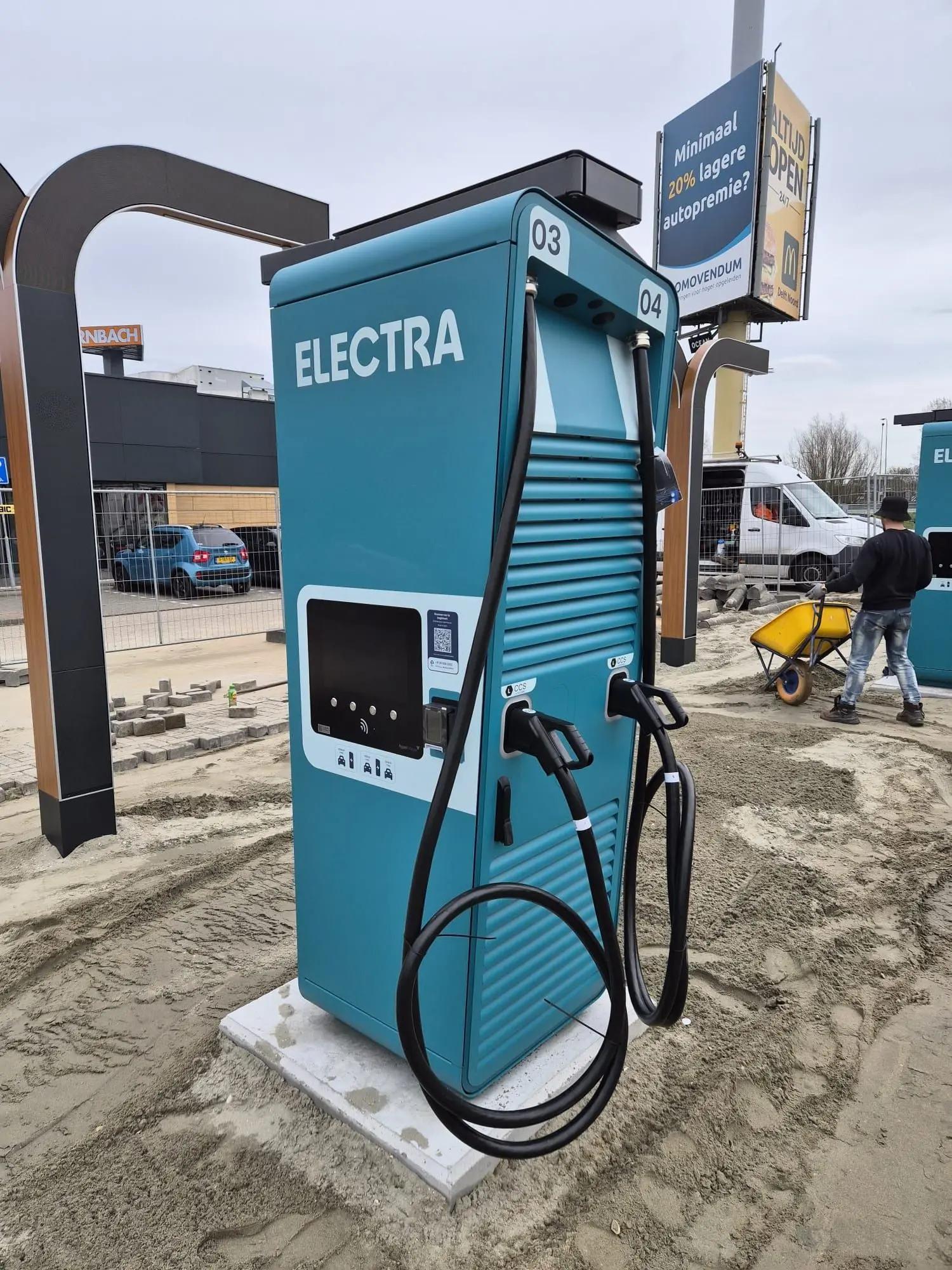 Electra-laadpaal met turquoise branding, wit logo en vrijgehouden bedieningsdeel.