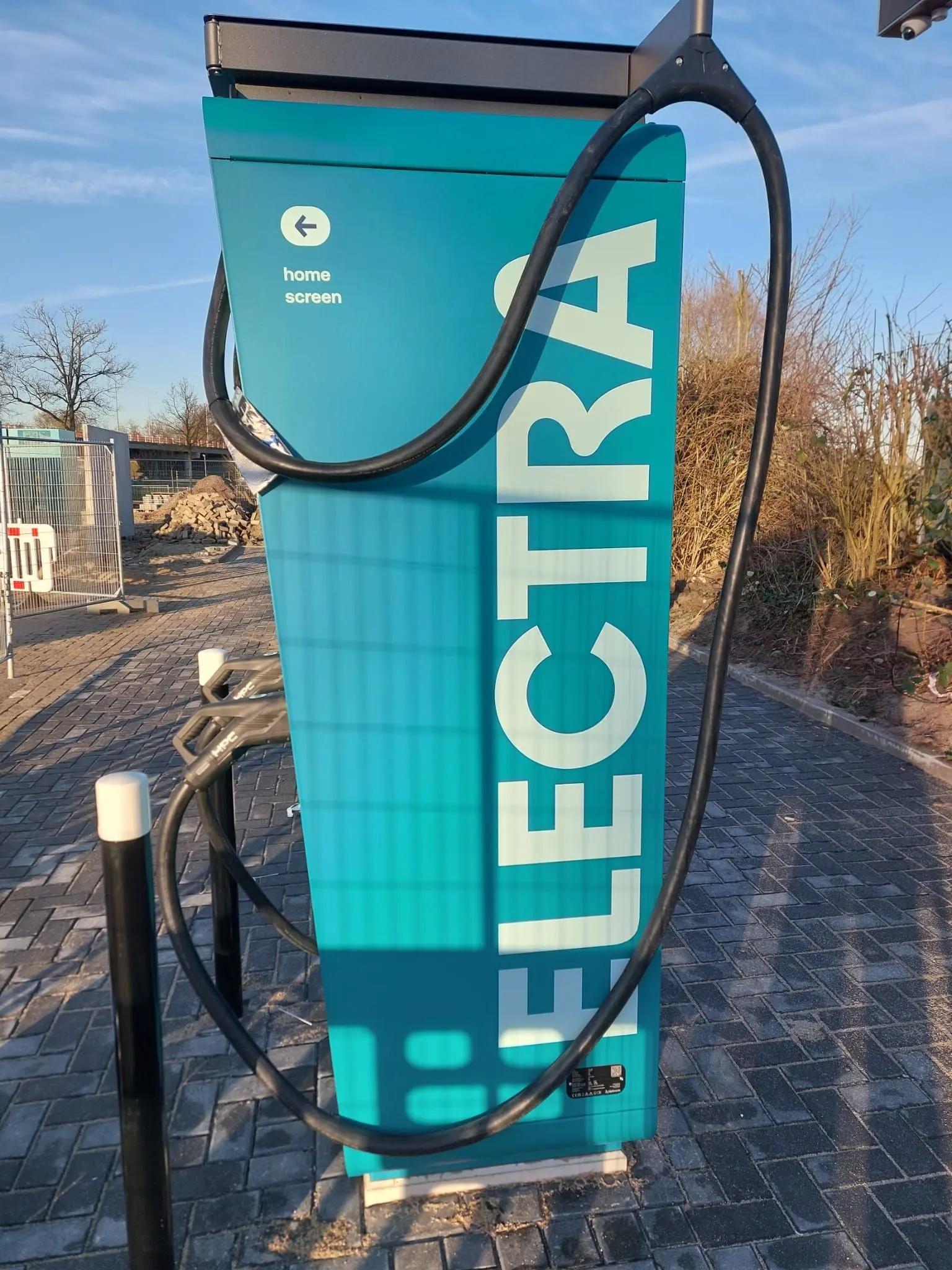 Grote verticale Electra-belettering op de geprofileerde zijkant van een laadstation.