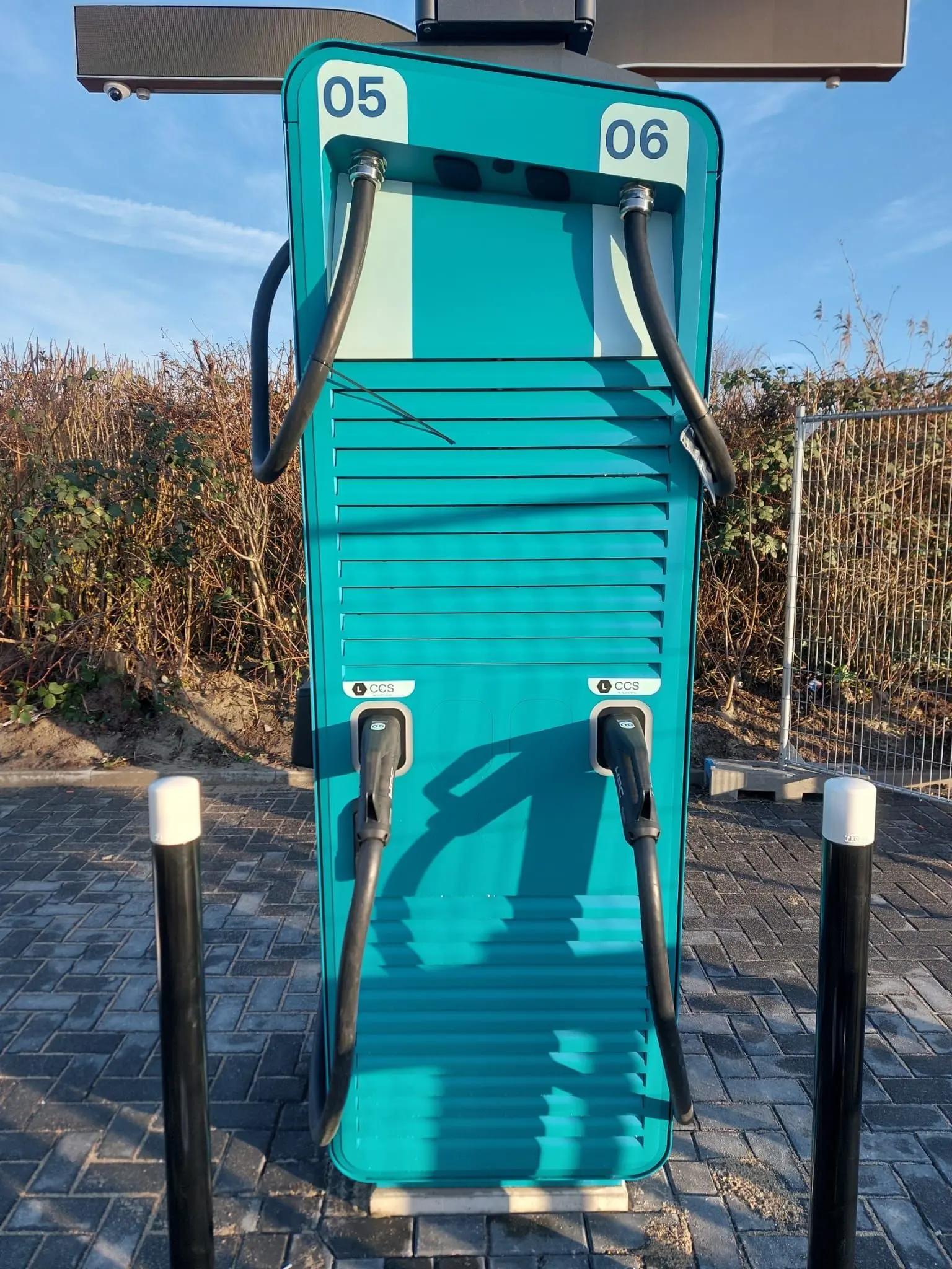 Electra-laadstation met turquoise voorzijde en laadpuntnummers boven de aansluitingen.