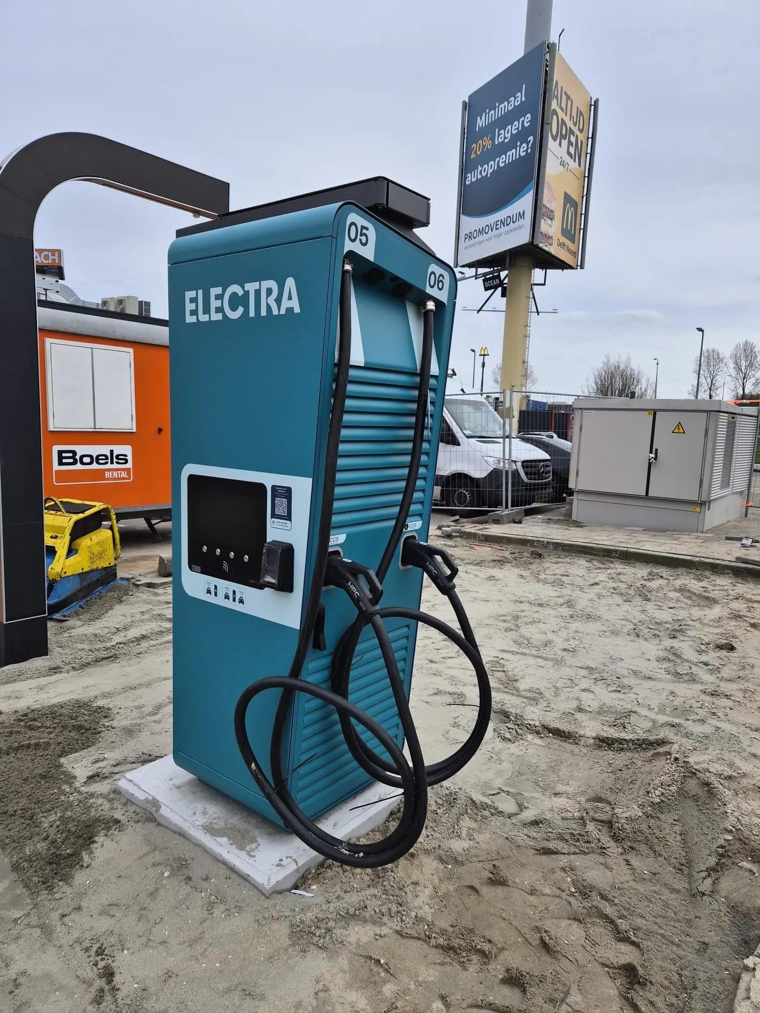 Electra-laadstation van schuin voren met merknaam en kabels naast de bedieningszone.