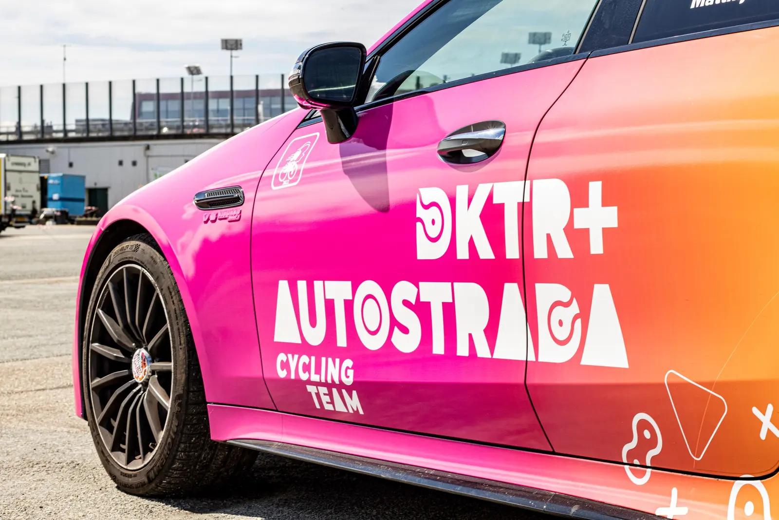Witte teamlogo’s op de roze zijkant van de Mercedes