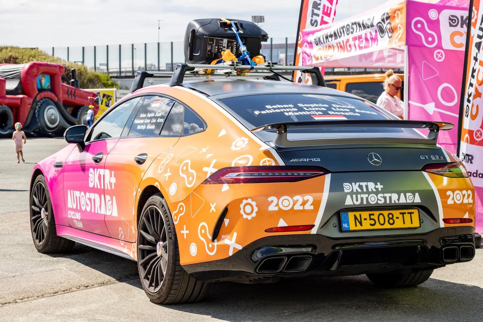 Achterzijde van de Mercedes met oranje wrap