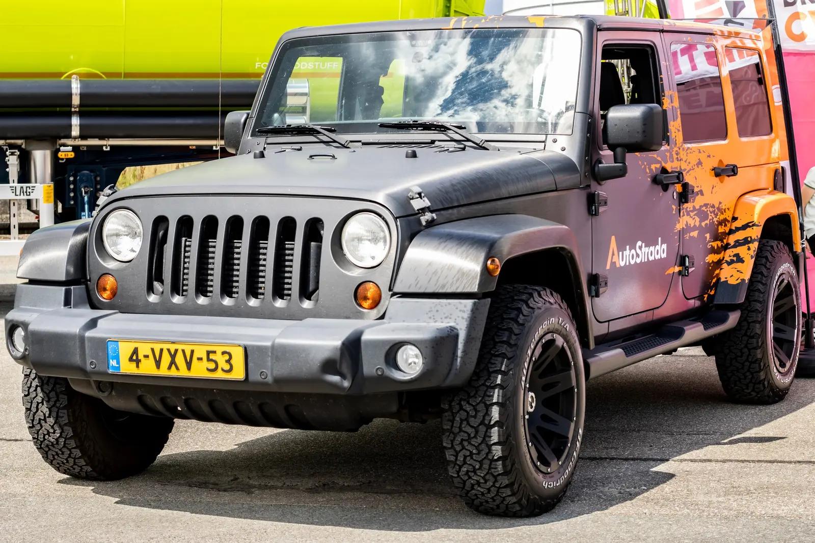 Jeep met teamgraphics bij het evenement